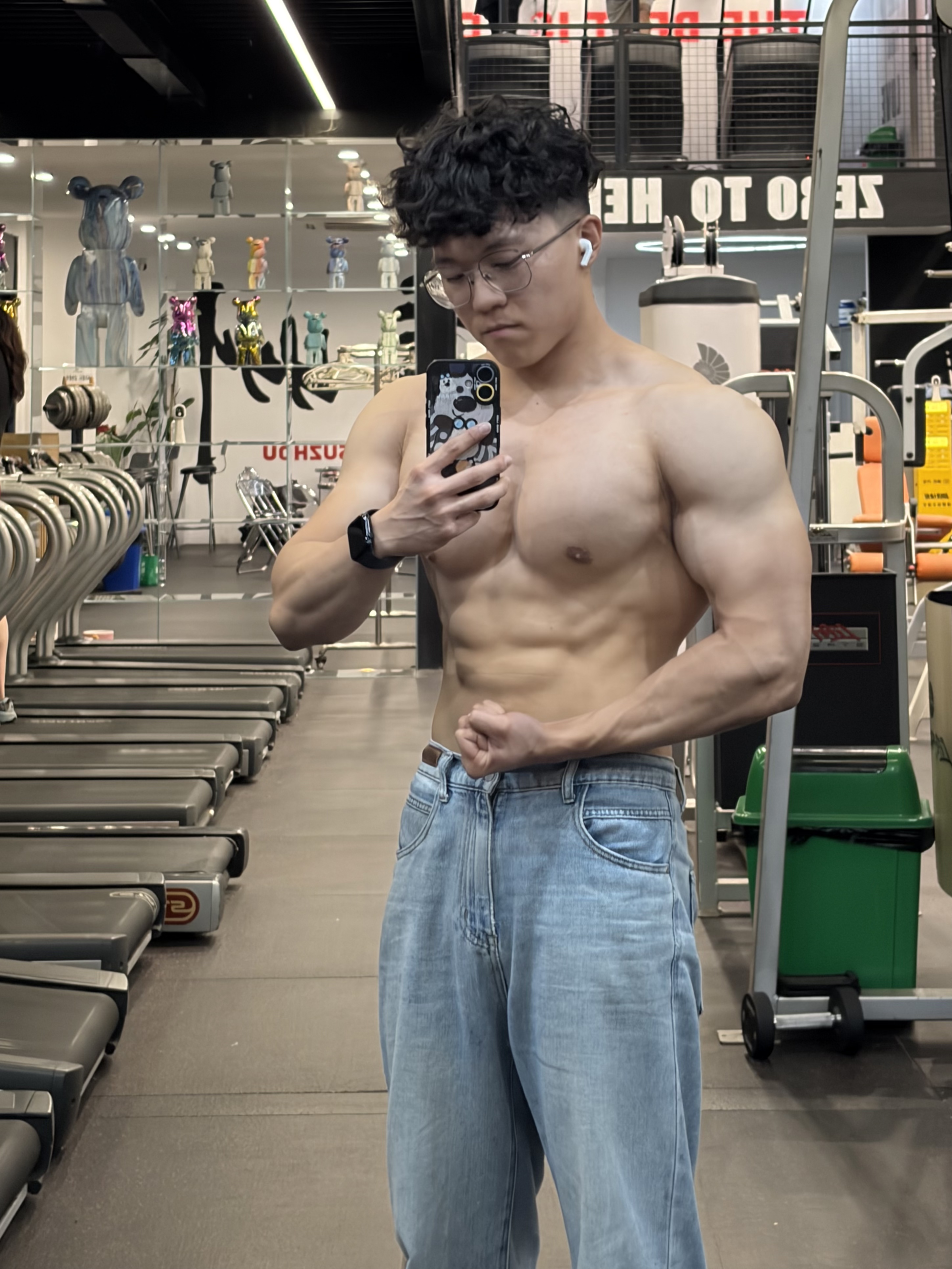 Adam 在健身房的训练照片